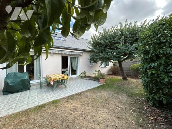 Maison familiale de 1992 offrant de beaux volumes et une distribution fonctionnelle sur deux niveaux