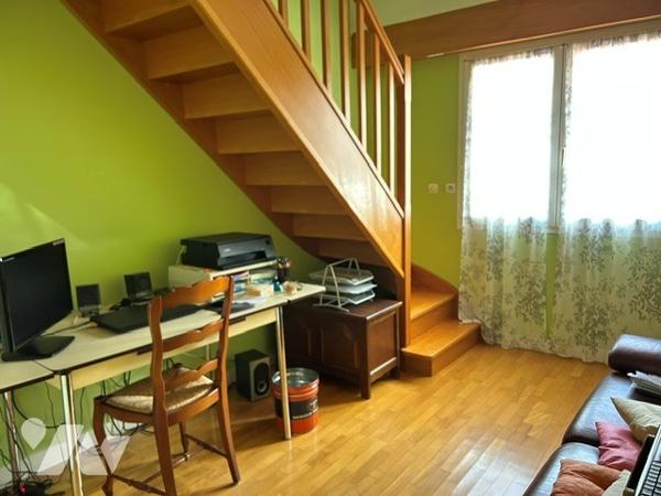 Maison familiale de 1992 offrant de beaux volumes et une distribution fonctionnelle sur deux niveaux