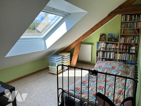 Maison familiale de 1992 offrant de beaux volumes et une distribution fonctionnelle sur deux niveaux