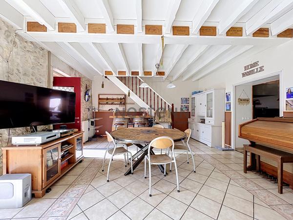 Maison de charme en pierre  138 m², 4 chambres et patio
