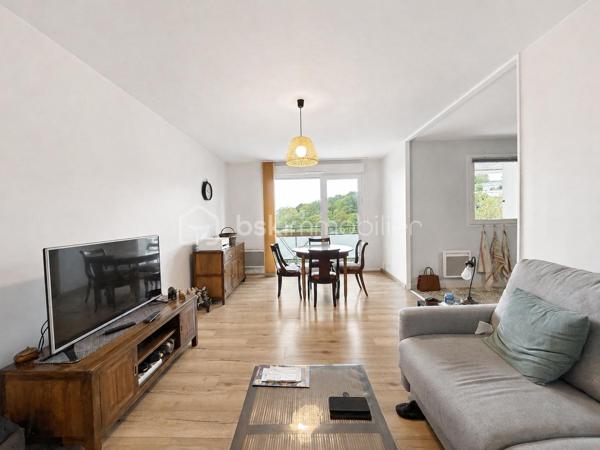 Découvrez ce bel appartement de trois pièces situé au deuxième étage avec ascenseur d’une résidence calme, composée de petits immeubles de seulement trois étages.

Exposé plein ouest, il bénéficie d’une très belle luminosité et d’une agréable vue dégagée sur la mer. Le séjour donne accès à un balcon de 3,50 m² permettant de profiter pleinement de cette exposition.

L’appartement se compose d’une entrée, d’un séjour avec cuisine semi-ouverte entièrement équipée, de deux chambres exposées à l’est, d’une salle de douche et de toilettes indépendantes.

Rénové, il dispose de fenêtres en PVC double vitrage dans l’ensemble des pièces ainsi que d’un chauffe-eau thermodynamique basse consommation. Son excellent classement énergétique DPE A garantit un logement confortable et particulièrement économe en énergie.

La cuisine équipée restera en place lors de la vente. Un garage fermé de type box complète ce bien.

Les charges de copropriété s’élèvent à environ 120 euros par mois. La taxe foncière est de 1 879 euros par an.

Un appartement lumineux, économe en énergie et sans travaux importants à prévoir, réunissant de nombreux atouts : vue mer, balcon, ascenseur et garage fermé.

À découvrir rapidement.