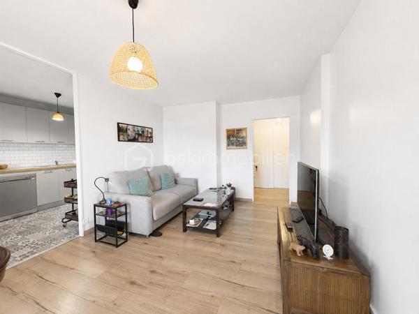 Découvrez ce bel appartement de trois pièces situé au deuxième étage avec ascenseur d’une résidence calme, composée de petits immeubles de seulement trois étages.

Exposé plein ouest, il bénéficie d’une très belle luminosité et d’une agréable vue dégagée sur la mer. Le séjour donne accès à un balcon de 3,50 m² permettant de profiter pleinement de cette exposition.

L’appartement se compose d’une entrée, d’un séjour avec cuisine semi-ouverte entièrement équipée, de deux chambres exposées à l’est, d’une salle de douche et de toilettes indépendantes.

Rénové, il dispose de fenêtres en PVC double vitrage dans l’ensemble des pièces ainsi que d’un chauffe-eau thermodynamique basse consommation. Son excellent classement énergétique DPE A garantit un logement confortable et particulièrement économe en énergie.

La cuisine équipée restera en place lors de la vente. Un garage fermé de type box complète ce bien.

Les charges de copropriété s’élèvent à environ 120 euros par mois. La taxe foncière est de 1 879 euros par an.

Un appartement lumineux, économe en énergie et sans travaux importants à prévoir, réunissant de nombreux atouts : vue mer, balcon, ascenseur et garage fermé.

À découvrir rapidement.