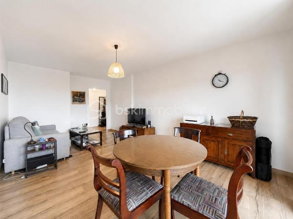 Découvrez ce bel appartement de trois pièces situé au deuxième étage avec ascenseur d’une résidence calme, composée de petits immeubles de seulement trois étages.

Exposé plein ouest, il bénéficie d’une très belle luminosité et d’une agréable vue dégagée sur la mer. Le séjour donne accès à un balcon de 3,50 m² permettant de profiter pleinement de cette exposition.

L’appartement se compose d’une entrée, d’un séjour avec cuisine semi-ouverte entièrement équipée, de deux chambres exposées à l’est, d’une salle de douche et de toilettes indépendantes.

Rénové, il dispose de fenêtres en PVC double vitrage dans l’ensemble des pièces ainsi que d’un chauffe-eau thermodynamique basse consommation. Son excellent classement énergétique DPE A garantit un logement confortable et particulièrement économe en énergie.

La cuisine équipée restera en place lors de la vente. Un garage fermé de type box complète ce bien.

Les charges de copropriété s’élèvent à environ 120 euros par mois. La taxe foncière est de 1 879 euros par an.

Un appartement lumineux, économe en énergie et sans travaux importants à prévoir, réunissant de nombreux atouts : vue mer, balcon, ascenseur et garage fermé.

À découvrir rapidement.