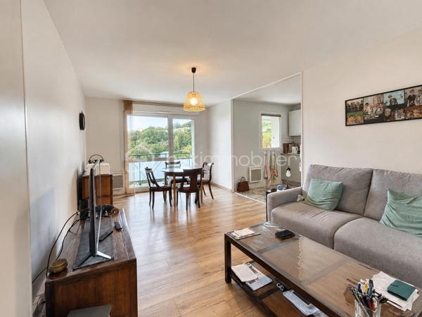 Découvrez ce bel appartement de trois pièces situé au deuxième étage avec ascenseur d’une résidence calme, composée de petits immeubles de seulement trois étages.

Exposé plein ouest, il bénéficie d’une très belle luminosité et d’une agréable vue dégagée sur la mer. Le séjour donne accès à un balcon de 3,50 m² permettant de profiter pleinement de cette exposition.

L’appartement se compose d’une entrée, d’un séjour avec cuisine semi-ouverte entièrement équipée, de deux chambres exposées à l’est, d’une salle de douche et de toilettes indépendantes.

Rénové, il dispose de fenêtres en PVC double vitrage dans l’ensemble des pièces ainsi que d’un chauffe-eau thermodynamique basse consommation. Son excellent classement énergétique DPE A garantit un logement confortable et particulièrement économe en énergie.

La cuisine équipée restera en place lors de la vente. Un garage fermé de type box complète ce bien.

Les charges de copropriété s’élèvent à environ 120 euros par mois. La taxe foncière est de 1 879 euros par an.

Un appartement lumineux, économe en énergie et sans travaux importants à prévoir, réunissant de nombreux atouts : vue mer, balcon, ascenseur et garage fermé.

À découvrir rapidement.