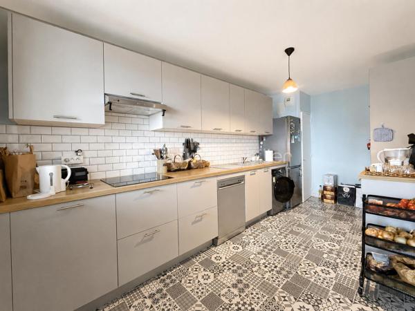 Découvrez ce bel appartement de trois pièces situé au deuxième étage avec ascenseur d’une résidence calme, composée de petits immeubles de seulement trois étages.

Exposé plein ouest, il bénéficie d’une très belle luminosité et d’une agréable vue dégagée sur la mer. Le séjour donne accès à un balcon de 3,50 m² permettant de profiter pleinement de cette exposition.

L’appartement se compose d’une entrée, d’un séjour avec cuisine semi-ouverte entièrement équipée, de deux chambres exposées à l’est, d’une salle de douche et de toilettes indépendantes.

Rénové, il dispose de fenêtres en PVC double vitrage dans l’ensemble des pièces ainsi que d’un chauffe-eau thermodynamique basse consommation. Son excellent classement énergétique DPE A garantit un logement confortable et particulièrement économe en énergie.

La cuisine équipée restera en place lors de la vente. Un garage fermé de type box complète ce bien.

Les charges de copropriété s’élèvent à environ 120 euros par mois. La taxe foncière est de 1 879 euros par an.

Un appartement lumineux, économe en énergie et sans travaux importants à prévoir, réunissant de nombreux atouts : vue mer, balcon, ascenseur et garage fermé.

À découvrir rapidement.