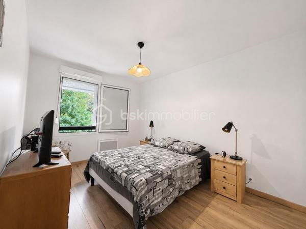 Découvrez ce bel appartement de trois pièces situé au deuxième étage avec ascenseur d’une résidence calme, composée de petits immeubles de seulement trois étages.

Exposé plein ouest, il bénéficie d’une très belle luminosité et d’une agréable vue dégagée sur la mer. Le séjour donne accès à un balcon de 3,50 m² permettant de profiter pleinement de cette exposition.

L’appartement se compose d’une entrée, d’un séjour avec cuisine semi-ouverte entièrement équipée, de deux chambres exposées à l’est, d’une salle de douche et de toilettes indépendantes.

Rénové, il dispose de fenêtres en PVC double vitrage dans l’ensemble des pièces ainsi que d’un chauffe-eau thermodynamique basse consommation. Son excellent classement énergétique DPE A garantit un logement confortable et particulièrement économe en énergie.

La cuisine équipée restera en place lors de la vente. Un garage fermé de type box complète ce bien.

Les charges de copropriété s’élèvent à environ 120 euros par mois. La taxe foncière est de 1 879 euros par an.

Un appartement lumineux, économe en énergie et sans travaux importants à prévoir, réunissant de nombreux atouts : vue mer, balcon, ascenseur et garage fermé.

À découvrir rapidement.