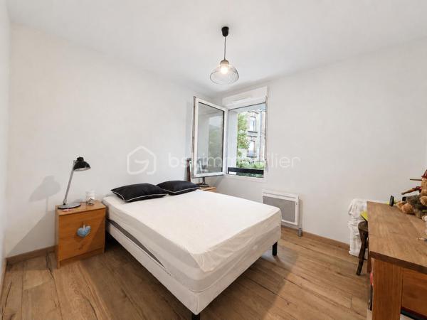 Découvrez ce bel appartement de trois pièces situé au deuxième étage avec ascenseur d’une résidence calme, composée de petits immeubles de seulement trois étages.

Exposé plein ouest, il bénéficie d’une très belle luminosité et d’une agréable vue dégagée sur la mer. Le séjour donne accès à un balcon de 3,50 m² permettant de profiter pleinement de cette exposition.

L’appartement se compose d’une entrée, d’un séjour avec cuisine semi-ouverte entièrement équipée, de deux chambres exposées à l’est, d’une salle de douche et de toilettes indépendantes.

Rénové, il dispose de fenêtres en PVC double vitrage dans l’ensemble des pièces ainsi que d’un chauffe-eau thermodynamique basse consommation. Son excellent classement énergétique DPE A garantit un logement confortable et particulièrement économe en énergie.

La cuisine équipée restera en place lors de la vente. Un garage fermé de type box complète ce bien.

Les charges de copropriété s’élèvent à environ 120 euros par mois. La taxe foncière est de 1 879 euros par an.

Un appartement lumineux, économe en énergie et sans travaux importants à prévoir, réunissant de nombreux atouts : vue mer, balcon, ascenseur et garage fermé.

À découvrir rapidement.