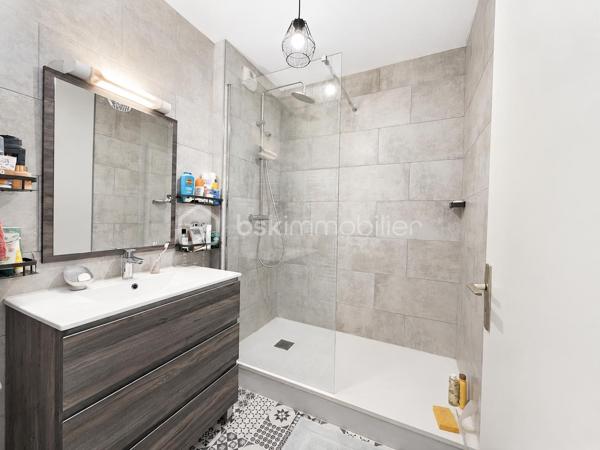 Découvrez ce bel appartement de trois pièces situé au deuxième étage avec ascenseur d’une résidence calme, composée de petits immeubles de seulement trois étages.

Exposé plein ouest, il bénéficie d’une très belle luminosité et d’une agréable vue dégagée sur la mer. Le séjour donne accès à un balcon de 3,50 m² permettant de profiter pleinement de cette exposition.

L’appartement se compose d’une entrée, d’un séjour avec cuisine semi-ouverte entièrement équipée, de deux chambres exposées à l’est, d’une salle de douche et de toilettes indépendantes.

Rénové, il dispose de fenêtres en PVC double vitrage dans l’ensemble des pièces ainsi que d’un chauffe-eau thermodynamique basse consommation. Son excellent classement énergétique DPE A garantit un logement confortable et particulièrement économe en énergie.

La cuisine équipée restera en place lors de la vente. Un garage fermé de type box complète ce bien.

Les charges de copropriété s’élèvent à environ 120 euros par mois. La taxe foncière est de 1 879 euros par an.

Un appartement lumineux, économe en énergie et sans travaux importants à prévoir, réunissant de nombreux atouts : vue mer, balcon, ascenseur et garage fermé.

À découvrir rapidement.