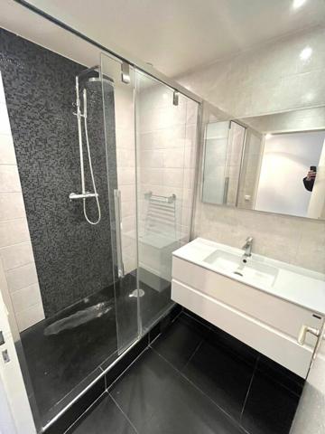 Appartement à louer    3 pièces • 92,05 m2 Paris 11