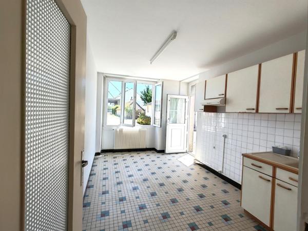 Opportunité ! Maison composée de deux logements en centre-ville, avec jardin, appentis et terrain.