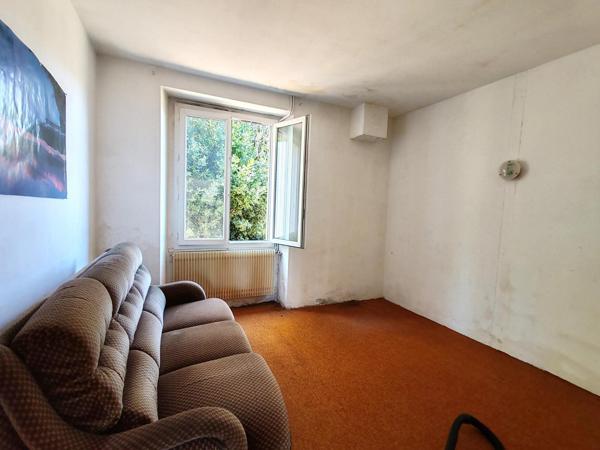 Opportunité ! Maison composée de deux logements en centre-ville, avec jardin, appentis et terrain.