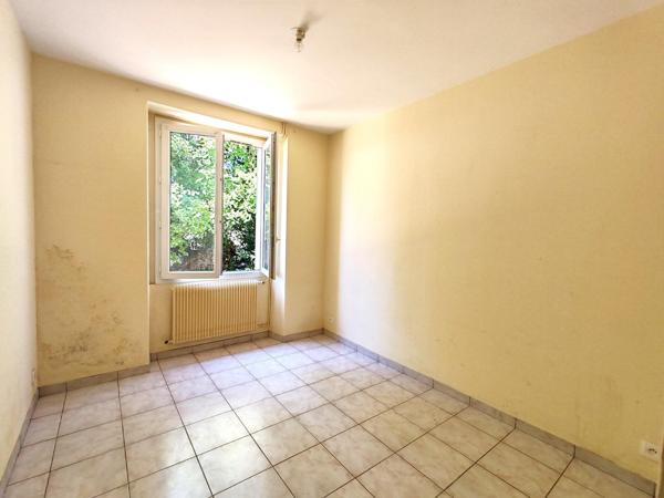 Opportunité ! Maison composée de deux logements en centre-ville, avec jardin, appentis et terrain.