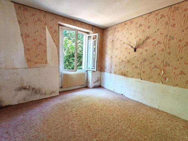 Opportunité ! Maison composée de deux logements en centre-ville, avec jardin, appentis et terrain.