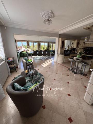 Propriété familiale, très beaux volumes, piscine et atelier, cadre calme et sans vis-à-vis