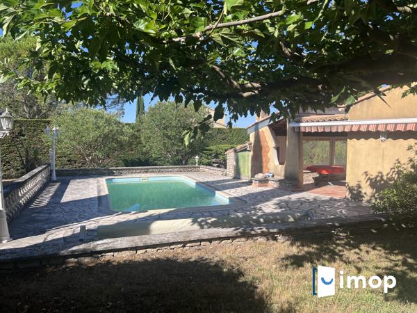 Belle maison des années 80 sur grand terrain de plus de 1000 m² avec piscine