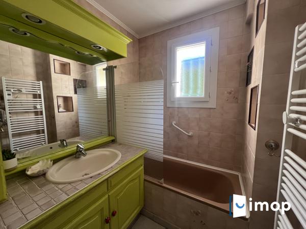 Belle maison des années 80 sur grand terrain de plus de 1000 m² avec piscine