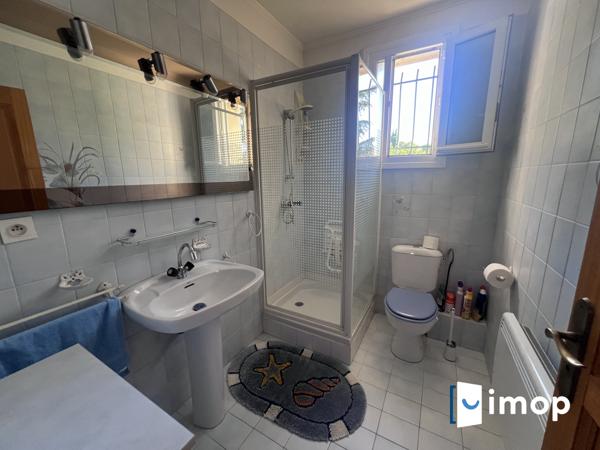 Belle maison des années 80 sur grand terrain de plus de 1000 m² avec piscine