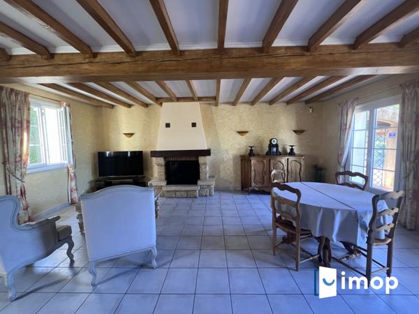 Belle maison des années 80 sur grand terrain de plus de 1000 m² avec piscine