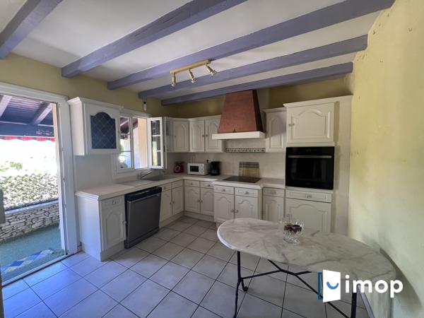 Belle maison des années 80 sur grand terrain de plus de 1000 m² avec piscine