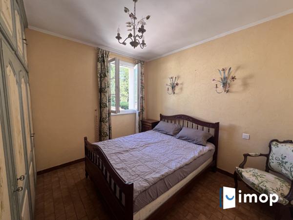 Belle maison des années 80 sur grand terrain de plus de 1000 m² avec piscine