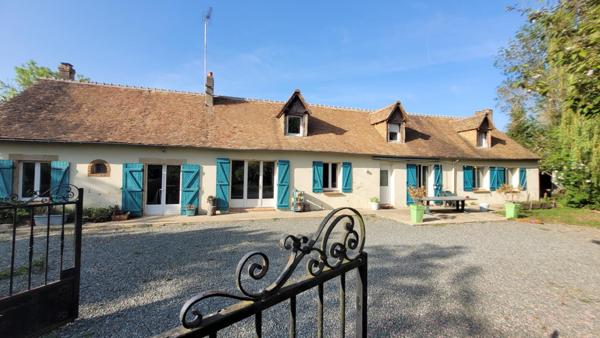Longère restaurée 4 chambres, grand garage, 2599m2 de terrain clos, à 20min du Mans