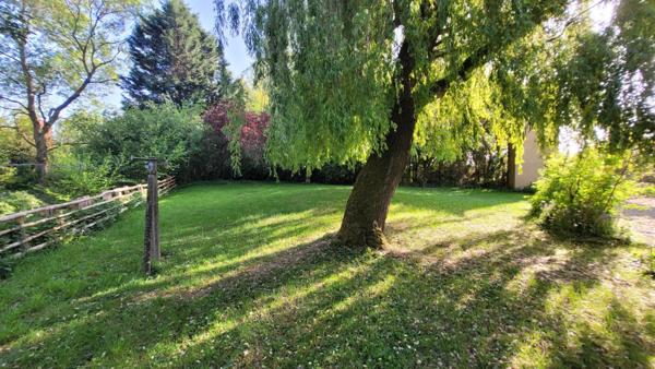 Longère restaurée 4 chambres, grand garage, 2599m2 de terrain clos, à 20min du Mans
