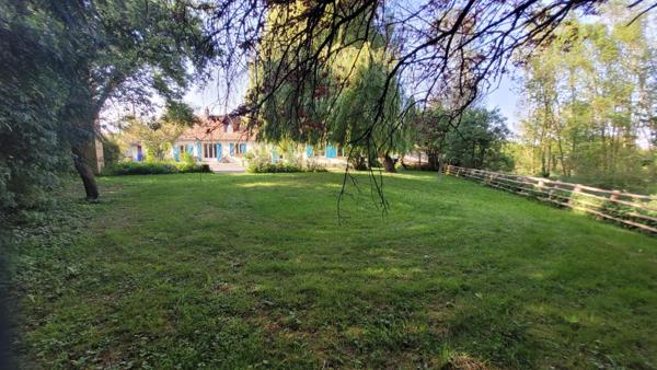 Longère restaurée 4 chambres, grand garage, 2599m2 de terrain clos, à 20min du Mans