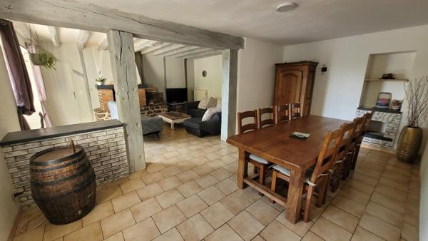 Longère restaurée 4 chambres, grand garage, 2599m2 de terrain clos, à 20min du Mans