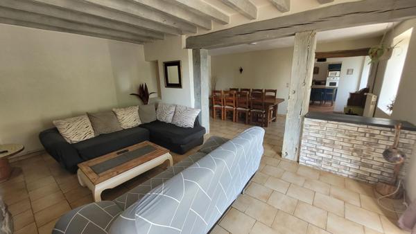 Longère restaurée 4 chambres, grand garage, 2599m2 de terrain clos, à 20min du Mans