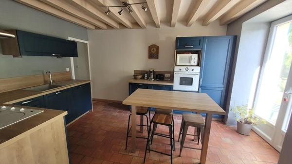 Longère restaurée 4 chambres, grand garage, 2599m2 de terrain clos, à 20min du Mans