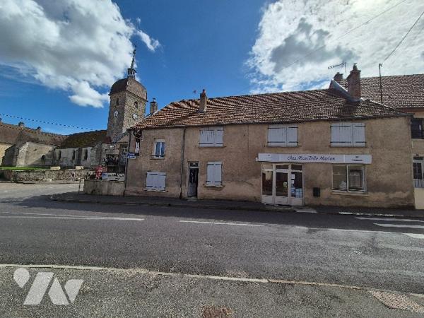 MANTOCHE, immeuble composé de 4 appartements et un local commercial.