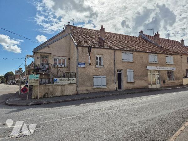 MANTOCHE, immeuble composé de 4 appartements et un local commercial.