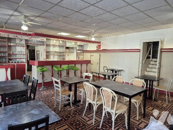 MANTOCHE, immeuble composé de 4 appartements et un local commercial.