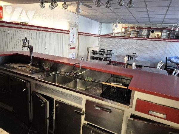 MANTOCHE, immeuble composé de 4 appartements et un local commercial.