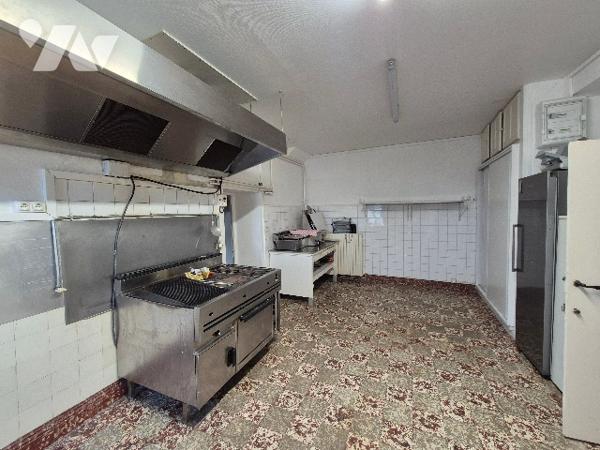 MANTOCHE, immeuble composé de 4 appartements et un local commercial.