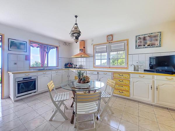Grande maison familiale avec 3 studios indépendants - VUE MER!