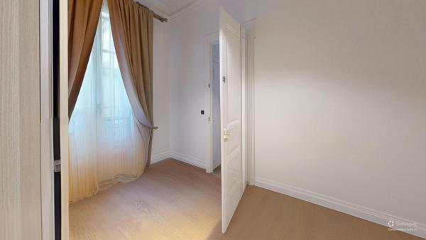 Exceptionnel Appartement F4 traversant face aux jardins du Luxembourg disposant de 3 chambres