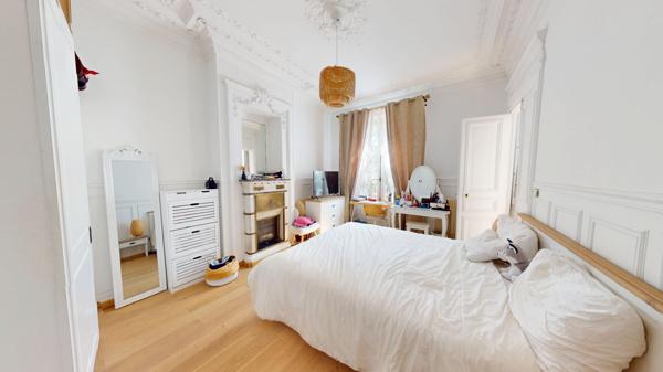 Exceptionnel Appartement F4 traversant face aux jardins du Luxembourg disposant de 3 chambres