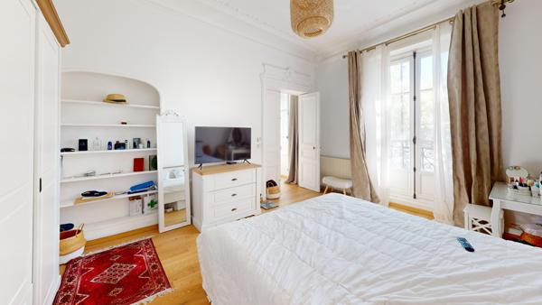 Exceptionnel Appartement F4 traversant face aux jardins du Luxembourg disposant de 3 chambres