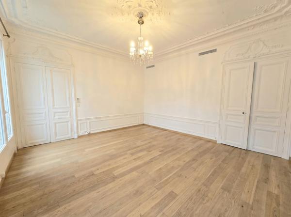 Exceptionnel Appartement F4 traversant face aux jardins du Luxembourg disposant de 3 chambres