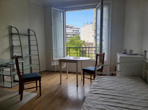 Studio avec une vue entièrement dégagée