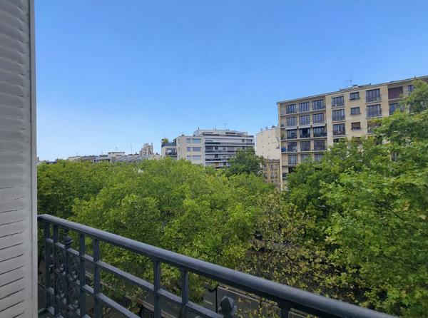 Studio avec une vue entièrement dégagée