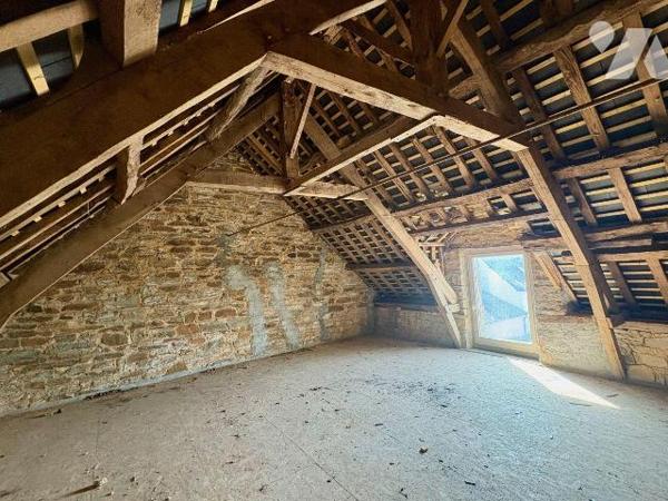 Idéal premier achat ou investissement 

Ensemble en pierres composé de plusieurs bâtiments, o...