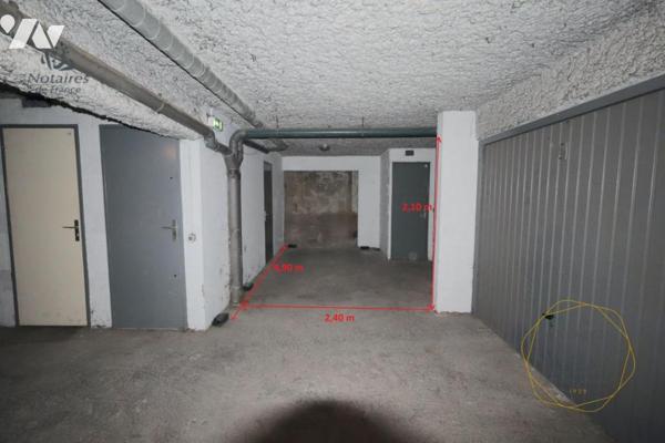 Place de parking en sous-sol avec cave