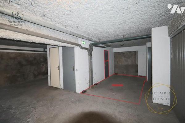Place de parking en sous-sol avec cave