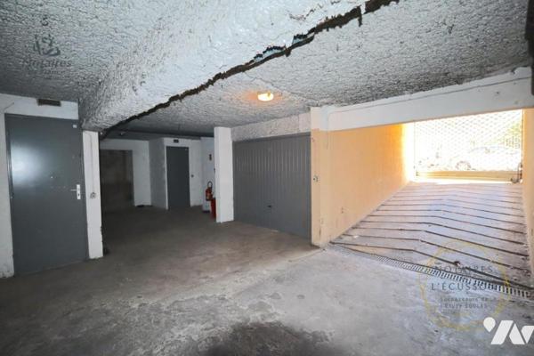 Place de parking en sous-sol avec cave