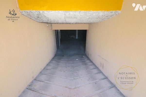 Place de parking en sous-sol avec cave