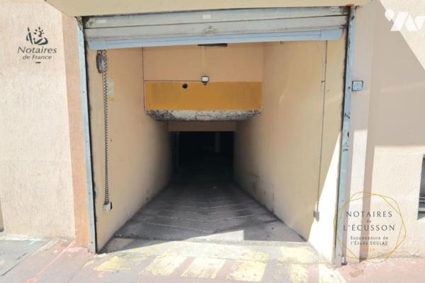 Place de parking en sous-sol avec cave