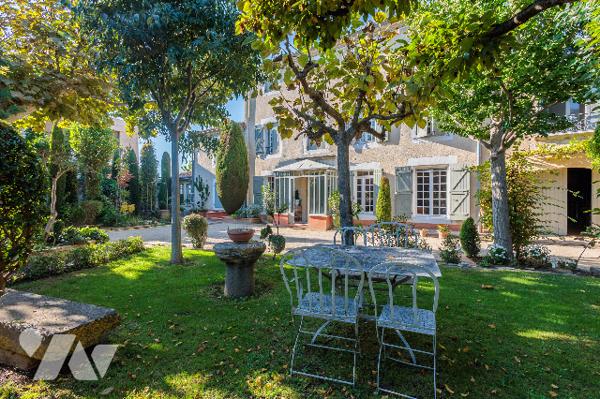 Magnifique Maison de Maître, idéalement située 
habitation principale + 2 appartements