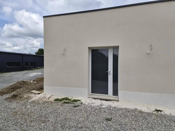 ENTREPOT DE 300 M2 dont 100 m2 DE BUREAUX